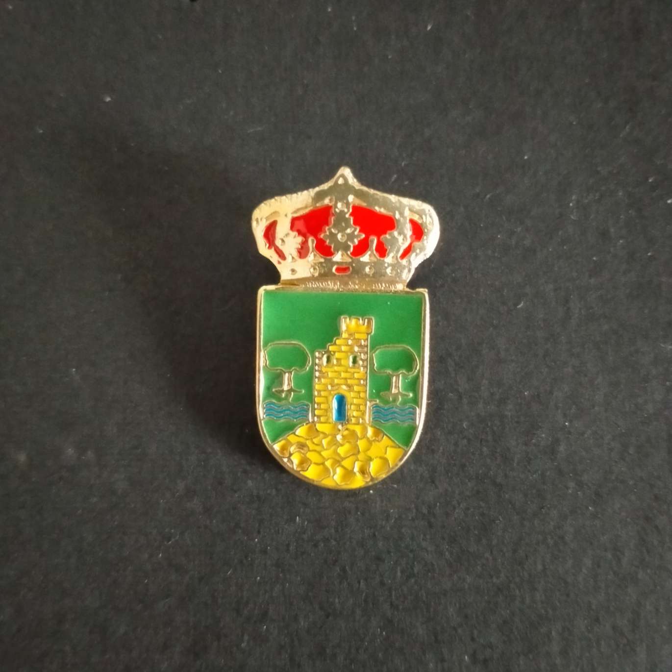 pin escudo abrucena