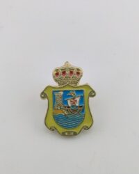 pin escudo comillas