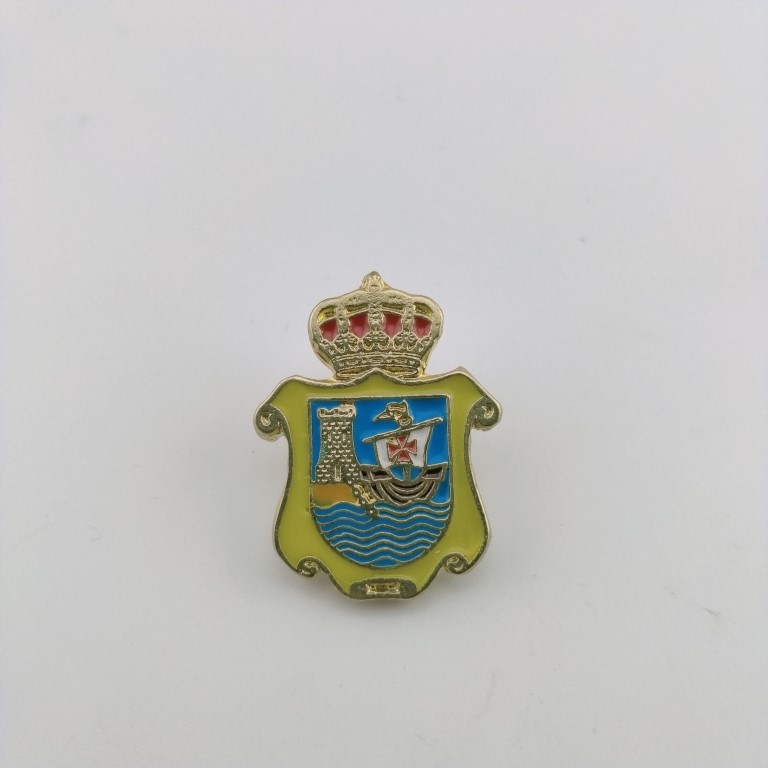 pin escudo comillas