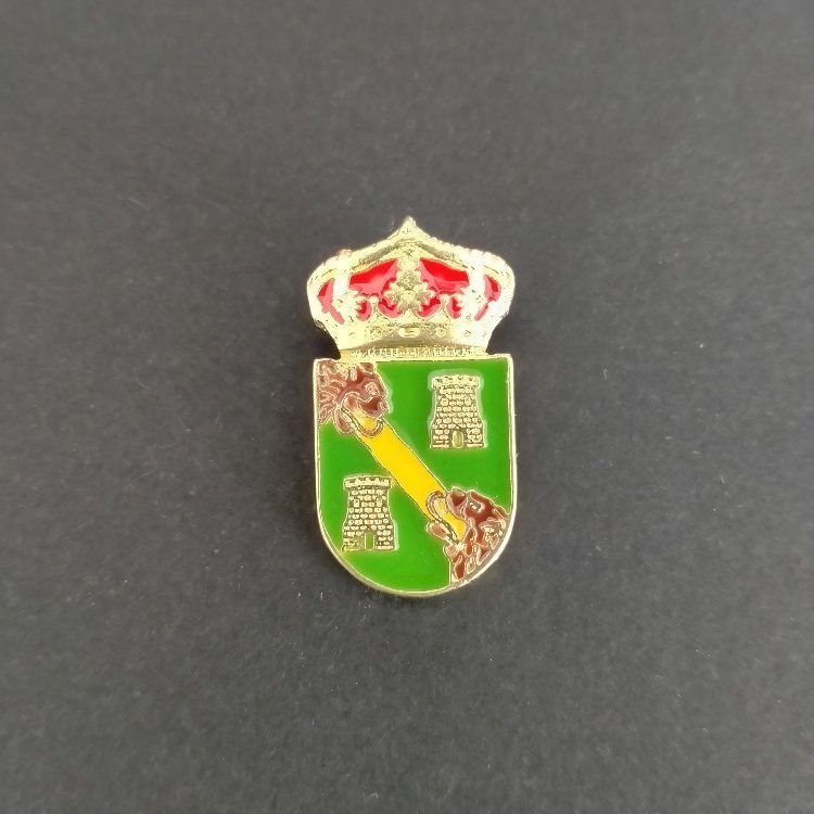 pin escudo moeche
