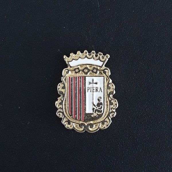 pin escudo piera